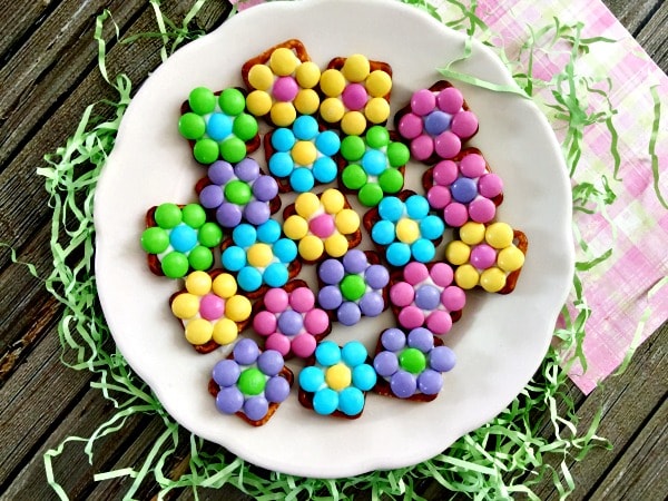 Easter dessert ideas: Flower Pretzel Bites