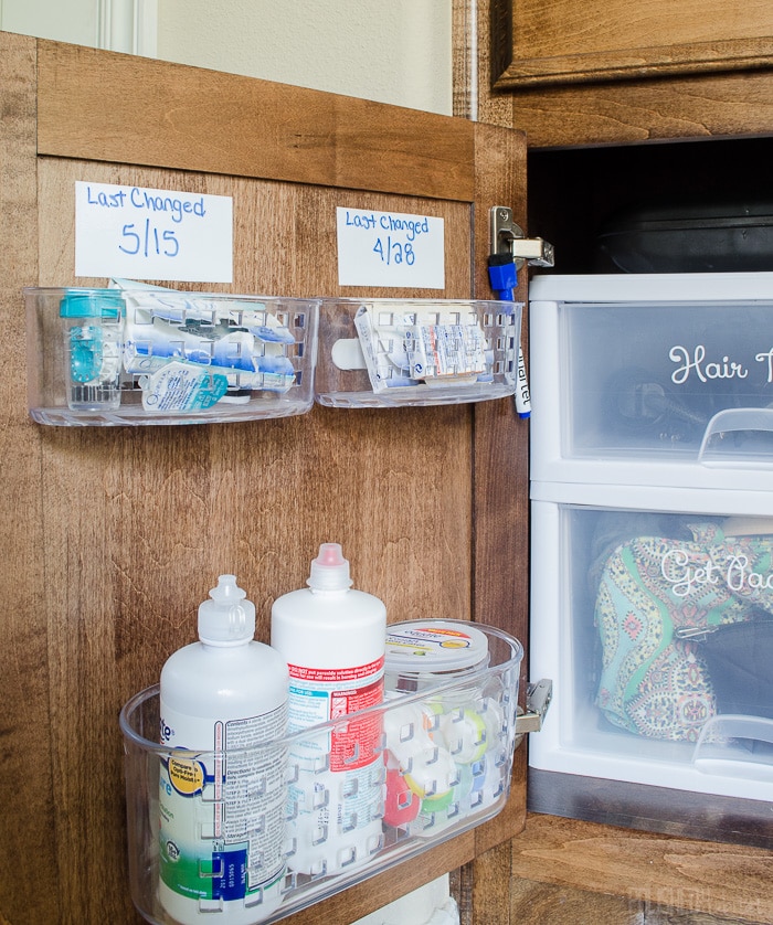 Organize your bathroom : baskets inside cabinet doors