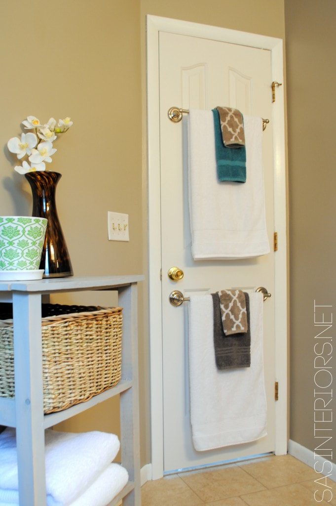 organize your bathroom : rails behind door