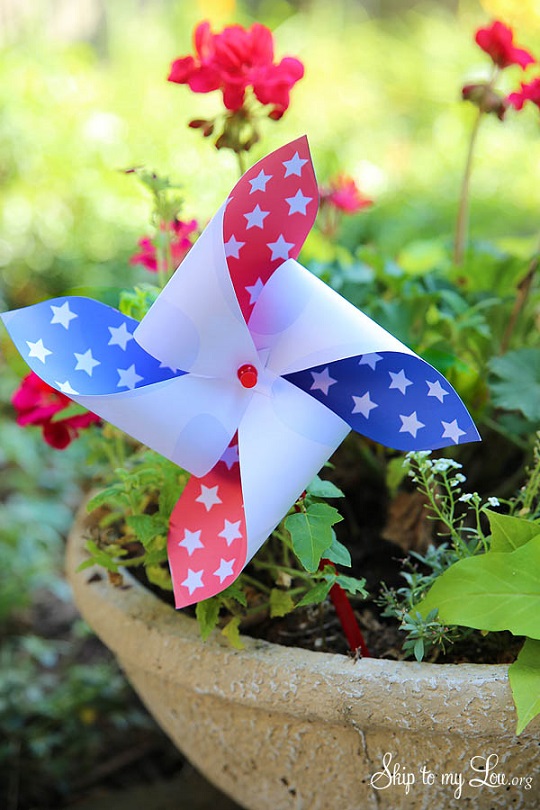 DIY fourth of July decorations: patriotic pinwheel