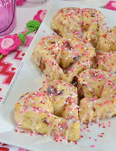 Valentines Day Desserts: Sweetheart Cinnamon Rolls