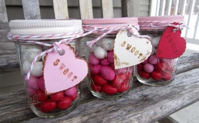 Valentines Day Gift Ideas: Layered Candy Mason Jar